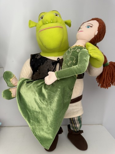 Peluche shrek carrying fiona - shrek,
